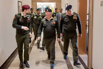 الملك يرافقه ولي العهد.. يزور القيادة