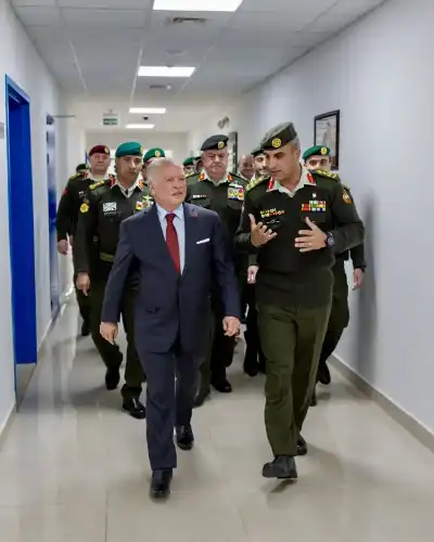 الملك يفتتح مجمع الأسنان التابع للخدمات