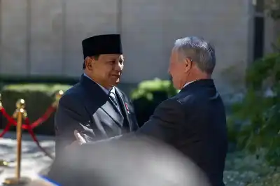 الملك يستقبل الرئيس الإندونيسي ويعقد معه