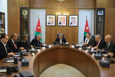 رئيس الوزراء يعقد اجتماعا خصّص لمناقشة