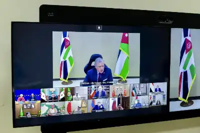 الملك يشارك في اجتماع عبر تقنية