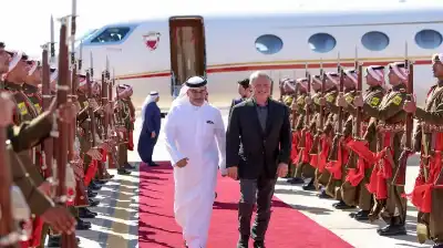 الملك يستقبل ولي عهد البحرين في