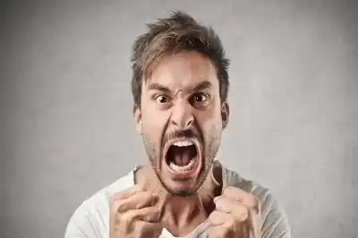 موظف يحاول الاعتداء على مديره في