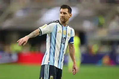 ميسي يطير بالارجنتين الى الدور الثاني