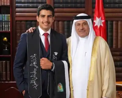 الشيخ الهبارنة الدعجة يهنئ حفيده بتخرجه