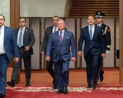الملك يصل إلى قاعة الشعب الكبرى