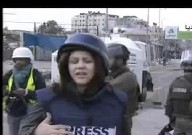 استشهاد مراسلة الجزيرة شيرين ابو عاقلة برصاصة بالرأس خلال تغطيتها لاقتحام جنين (فيديو) | مدار الساعة
