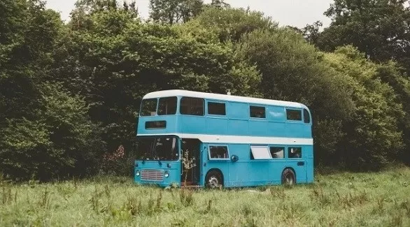 حافلة قديمة تتحول إلى منزل فريد