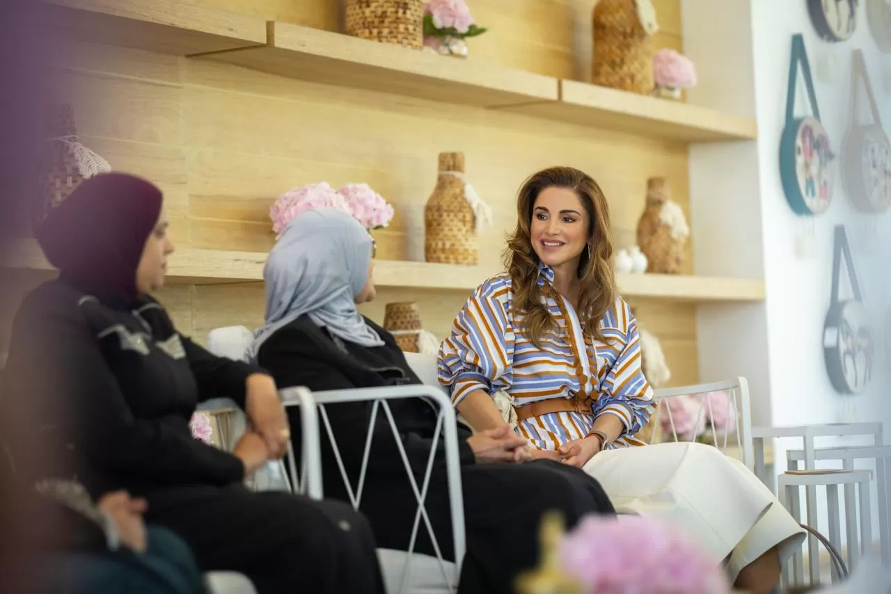 الملكة رانيا تطلع على إنجازات مشاريع