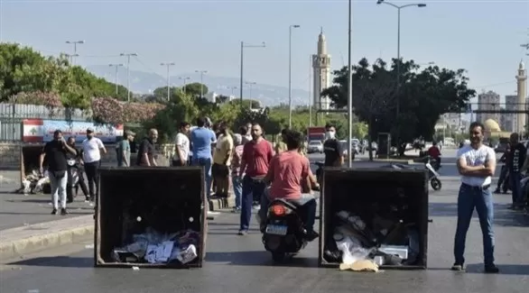 متظاهرون يقطعون طرقا في بيروت