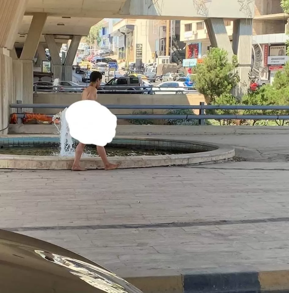شاب يسير عاريا في العاصمة عمان