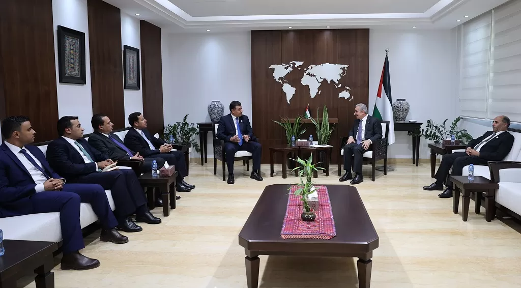 رئيس الوزراء الفلسطيني يستقبل الوزير الحنيفات