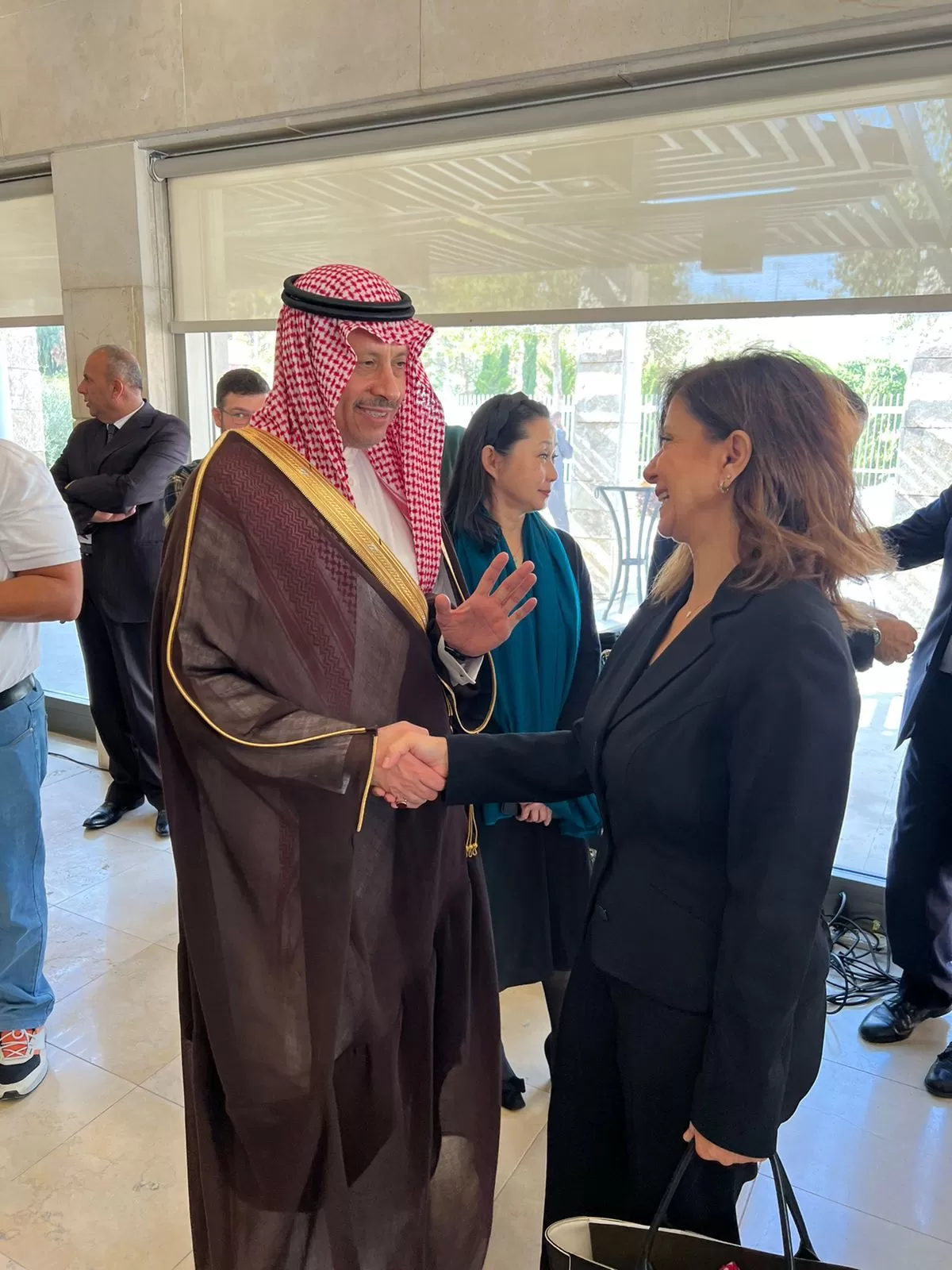 السفير السعودي يحضر افتتاح معرض صور