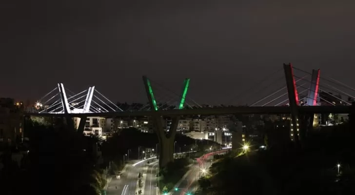 إضاءة جسر عبدون بألوان العلم اللبناني