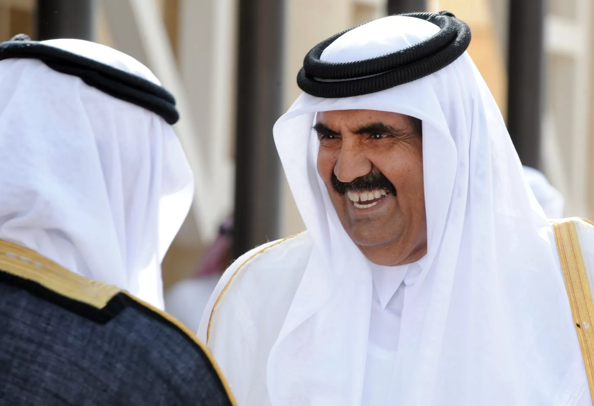أمير قطر الوالد والشيخة موزا يرفعان