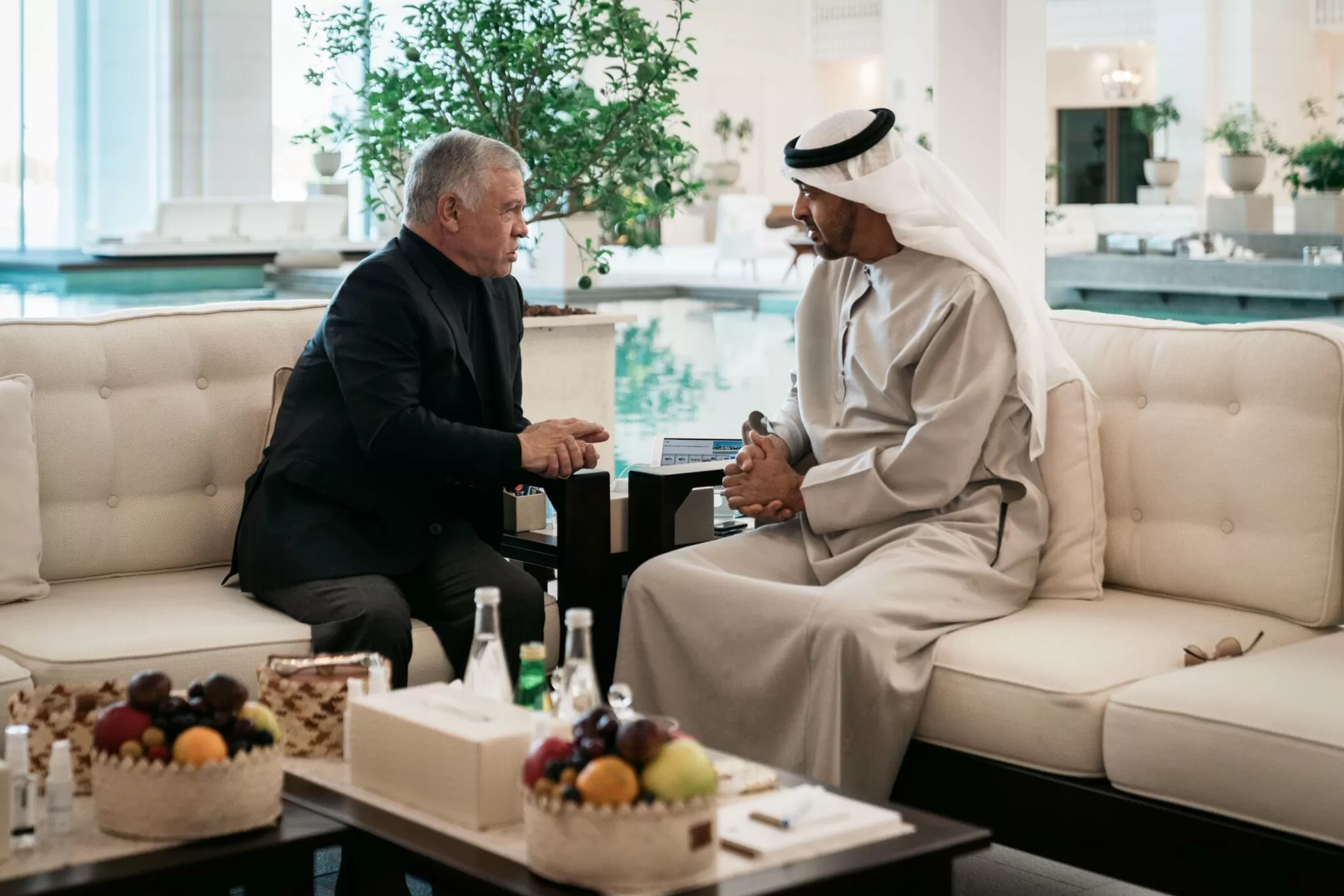 الملك ورئيس الإمارات يؤكدان عمق العلاقات