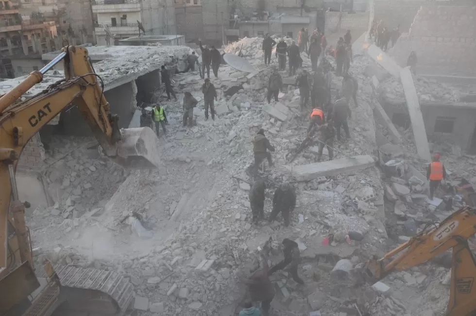 10 وفيات في انهيار مبنى سكني