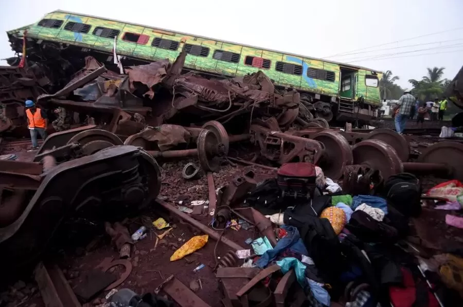 حادث قطار في الهند,مجزرة جماعية في بولاية أوديشا,إنقاذ المصابين في حادث القطار
