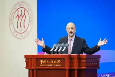 الرزاز من الصين: قانون الغاب هو