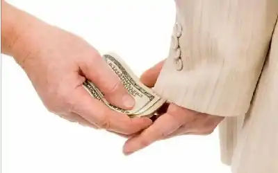 رشوة أم عمولة؟ مندوب الأجهزة الطبية