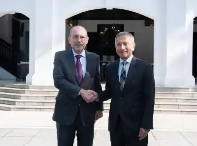 الصفدي يبحث ونظيره السنغافوري سبل تعزيز