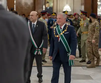 زرداري يمنح الملك أعلى وسام مدني