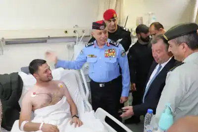 مديرا المخابرات والأمن يعودان مصابي المداهمة