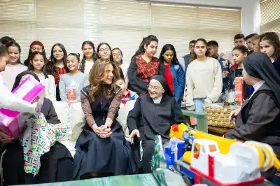 الملكة رانيا تشارك مجموعة من الأطفال