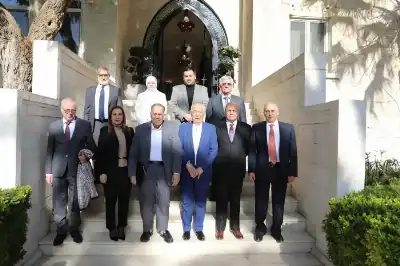 رئيس الديوان الملكي يلتقي وفدا من