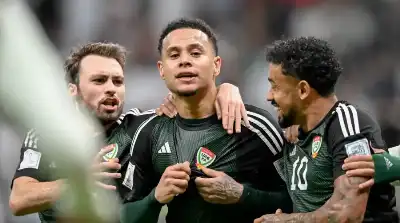 المنتخب الاماراتي يهزم نظيره الجزائري ويصعد