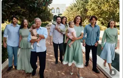 الملكة رانيا تنشر صورة جماعية للعائلة