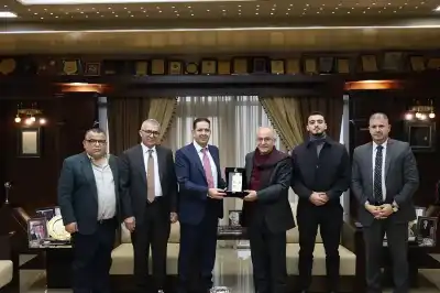 بحث تعزيز التعاون الأكاديمي بين جامعتي