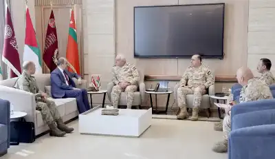 رئيس هيئة الأركان المشتركة يستقبل السفير