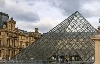 بعد السرقة الصادمة.. موظفو متحف اللوفر