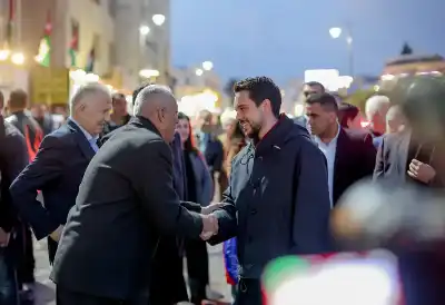 ولي العهد يشارك في فعالية لإضاءة