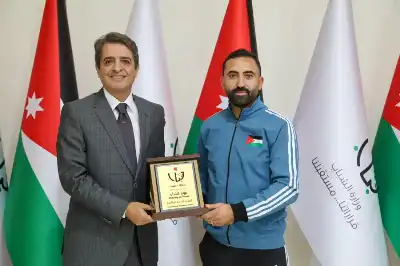 وزير الشباب يكرم بطل العالم شفيق