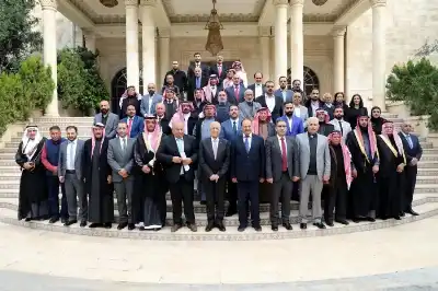 خلال لقائه وفدا من أبناء عشيرة