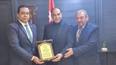 متصرف عين الباشا يكرم رئيس لجنة