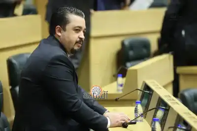 حواري يطالب الحكومة بالدفاع عن المشاريع