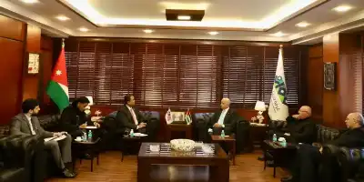 تجارة عمان تبحث مسارات جديدة لعلاقات