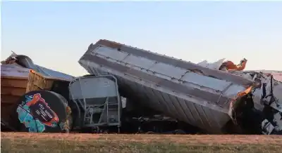 حريق وتدفق كيميائي.. خروج قطار شحن