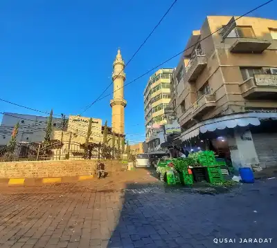 الجهات المعنية تتعامل مع انهيار جزئي