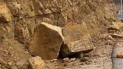 انهيارات صخرية تغلق أجزاء من طريق