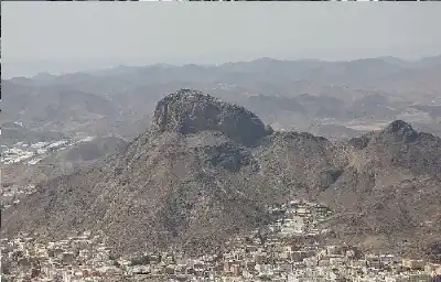 من الغار إلى الخندق: هندسة الأمل