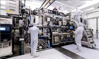 جوهرة التاج الرقمي: القصة الكاملة للآلة