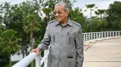 نقل رئيس الوزراء الماليزي السابق مهاتير