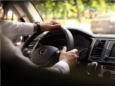 5 أسباب شائعة لتصلب عجلة القيادة