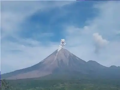 بارتفاع 900 متر.. رماد بركان سيميرو