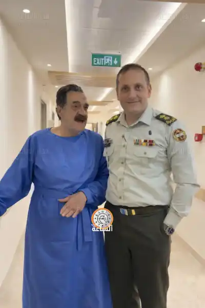 الدكتور أبو كف يجري عملية جراحية