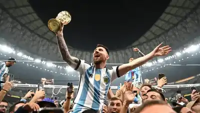 اجتماع سرّي بين ميسي وسكالوني.. ما